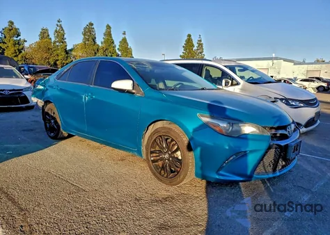 2015 Toyota Camry Hybrid z USA, uszkodzony, nr VIN 4T1BD1FK0FU164096